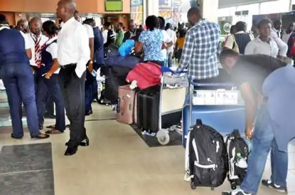 Angry Passengers Mercilessly Beat Up The Arik Air Manager At Lagos Airport In Video Gone Viral